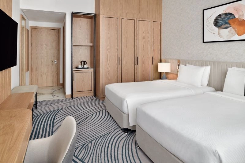 dxbjd-crowne-plaza-jumeirah-standard-twin-room-231_(800x533).jpg