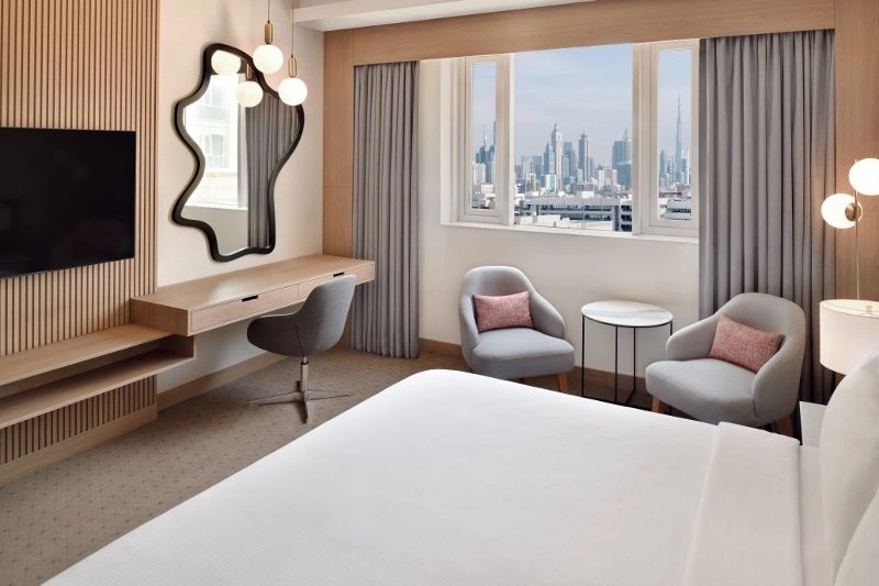 dxbjd-crowne-plaza-jumeirah-standard-king-room-work-station-burj-views-412_(800x533).jpg