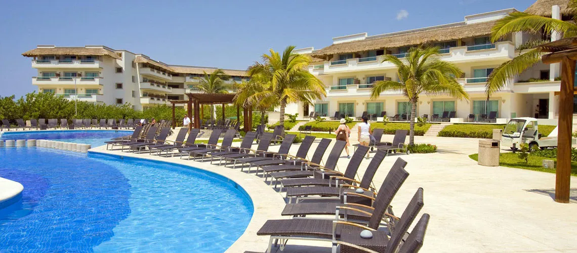 4_Piscine_Promosejours_bluebay_grand_esmeralda_mexique.jpg