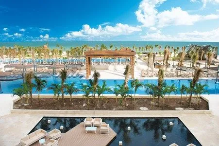 Royalton_-pools_and_beach.jpg