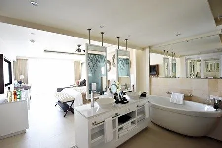 Royalton_-Luxury_Junior_Suite_bathroom.jpg