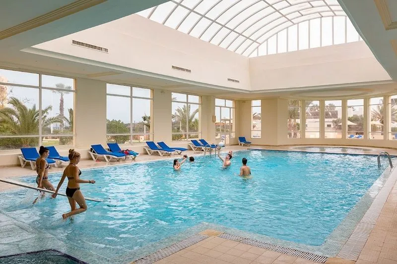 Piscine_couverte_(800x533).jpg