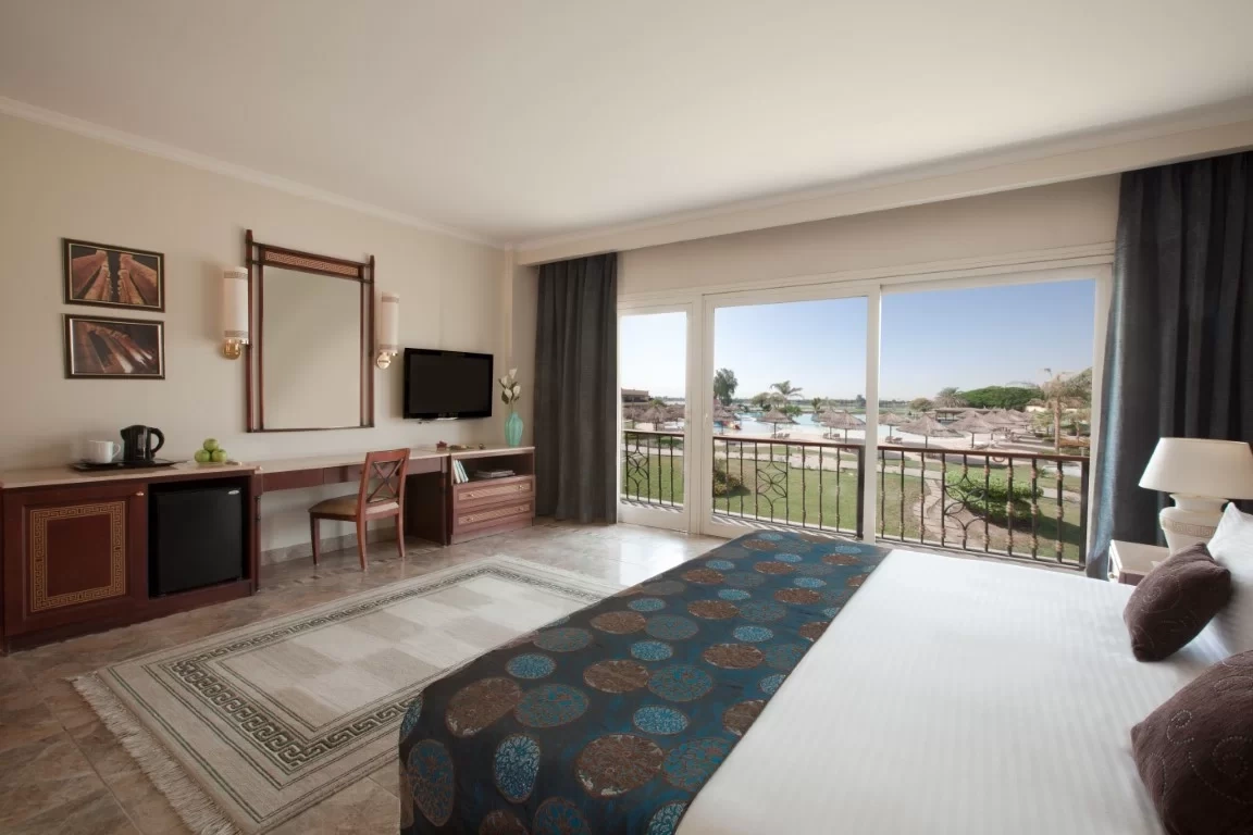 jolie-ville-hotel-spa-kings-island-luxor-gallery-new-rooms-deluxe-room-1x-2.webp
