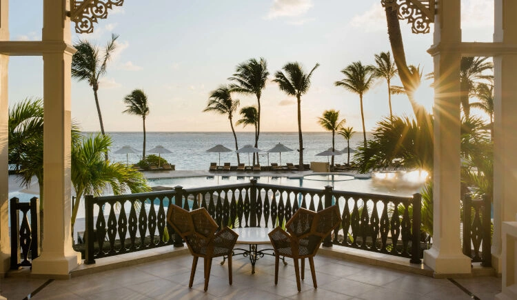 05_lobby_view_pool_beach.jpeg