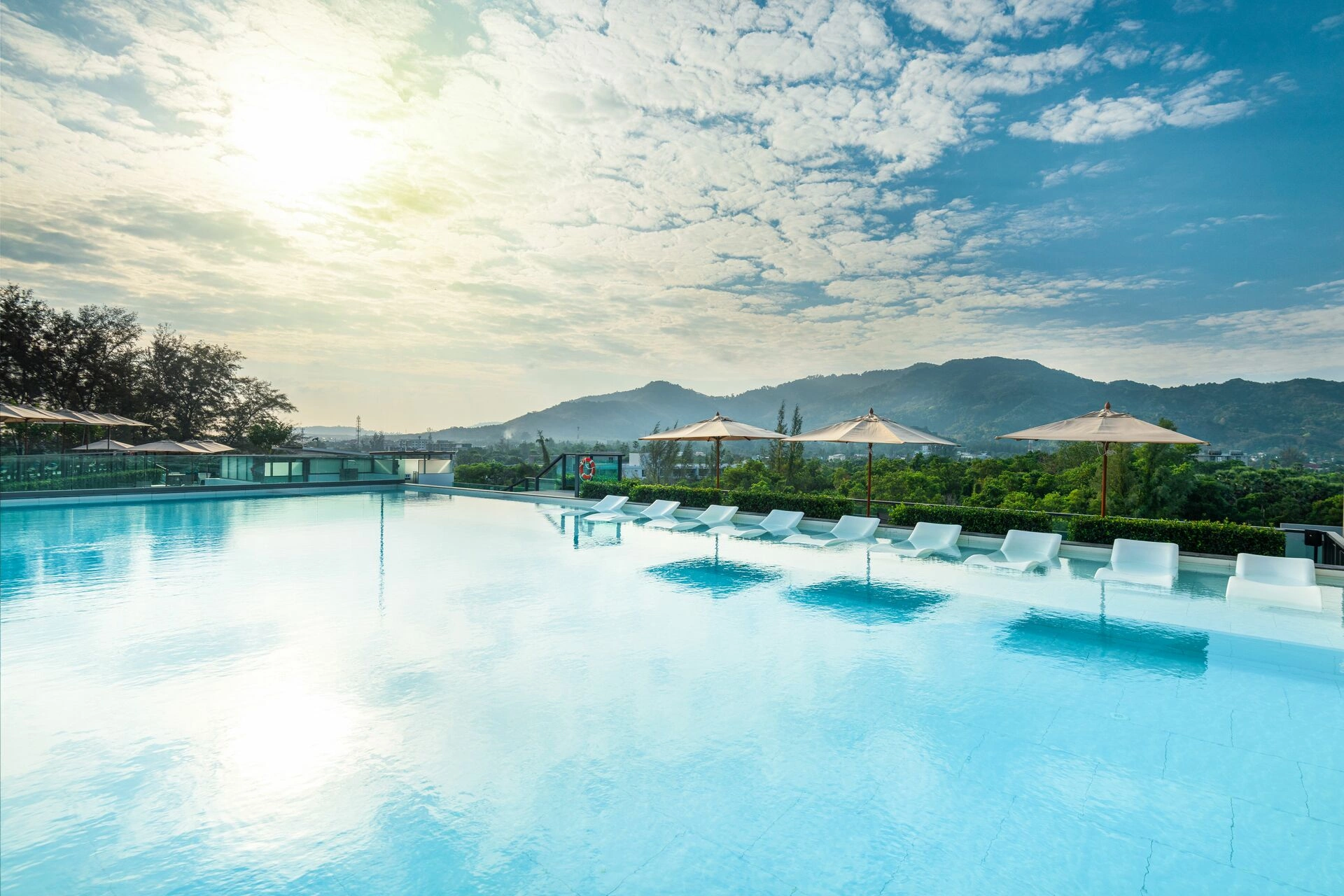 00_Main_Rooftop_Pool.jpg