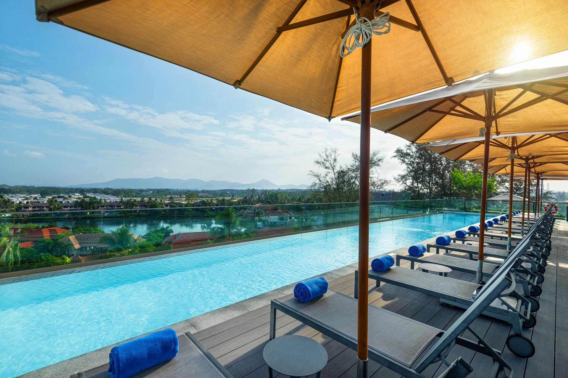 Rooftop_Pool_5.jpg