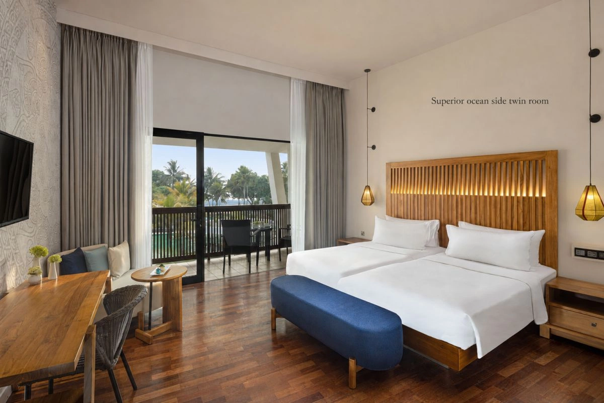 04_superior_ocean_side_twin_room.jpg
