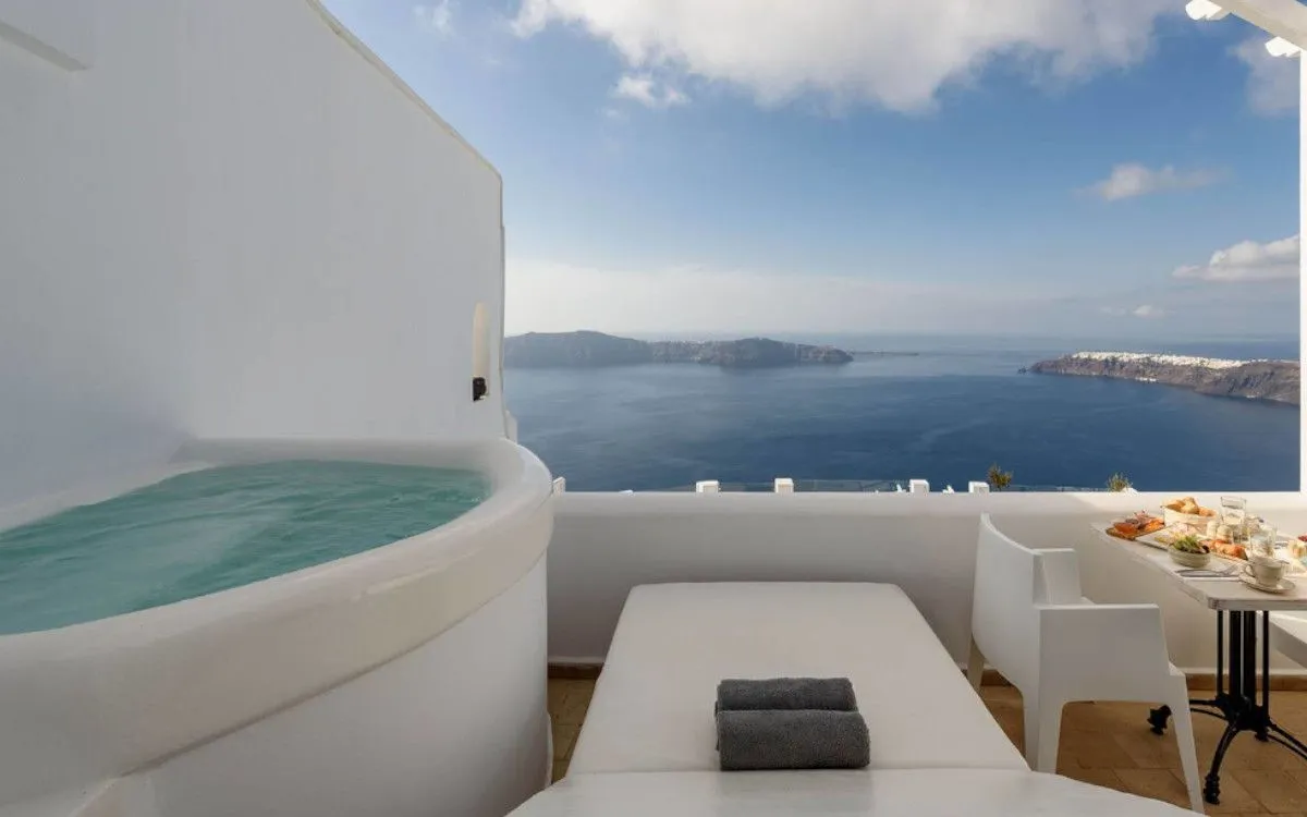 11_Caldera_Standard_Jacuzzi_suite.jpg