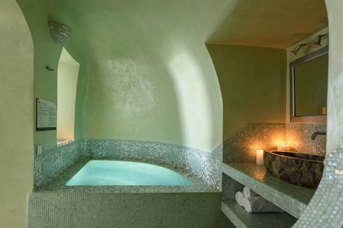 06_Jacuzzi_indoor.jpg