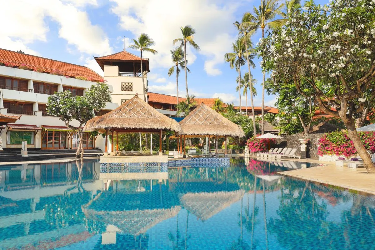 Nusa-dua-beach-hotel-pool-bar-03.JPG
