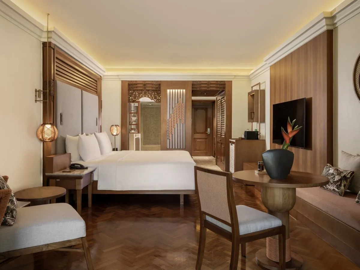 Nusa-dua-beach-hotel-Palaca-club-with-1-king-size-bed.jpg