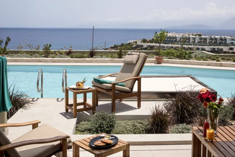 09_Premium_Junior_Suite_individual_pool.jpg