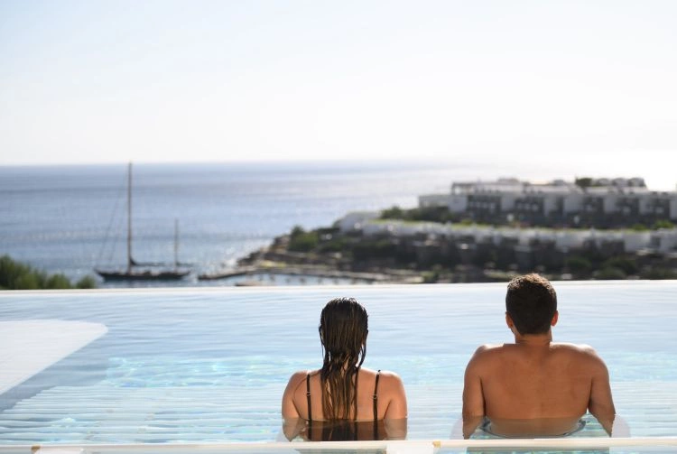 10_Six_Senses_Spa_outdoor_pool.jpg