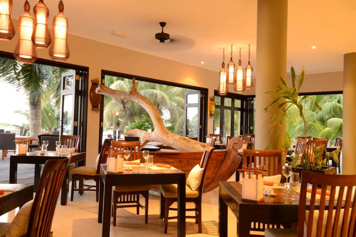 05_Les-Palms-restaurant.jpg