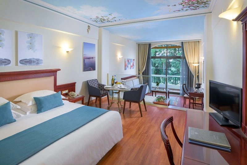 12_Junior_Suite_Garden_View.jpg