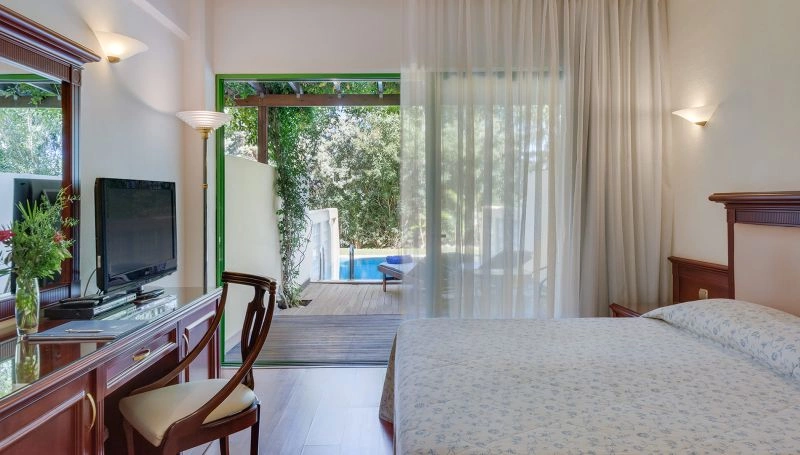 07_Double_Room_Garden_View_with_pool.jpg