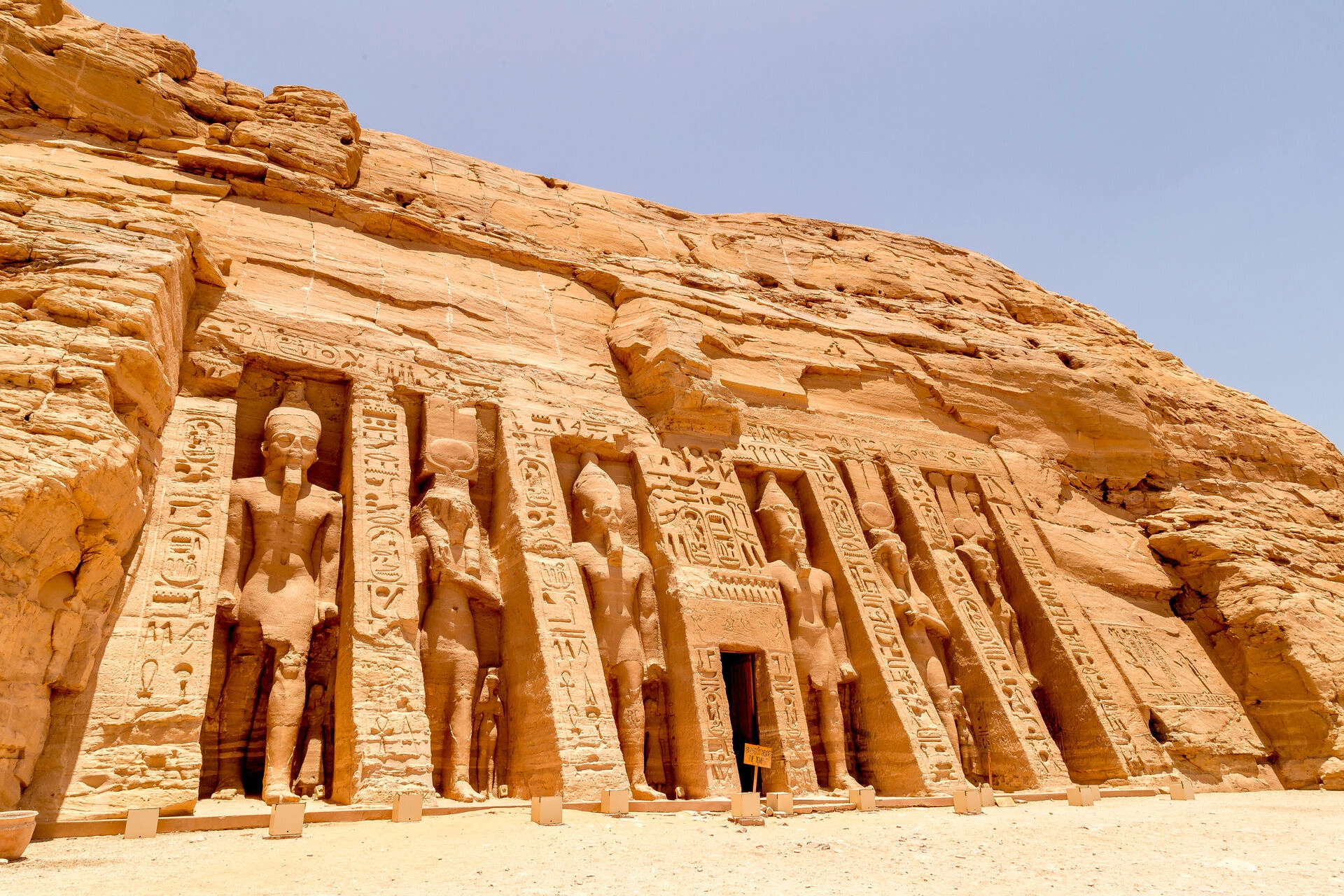 Abu_Simbel_the_rock_temple_219046368.jpeg