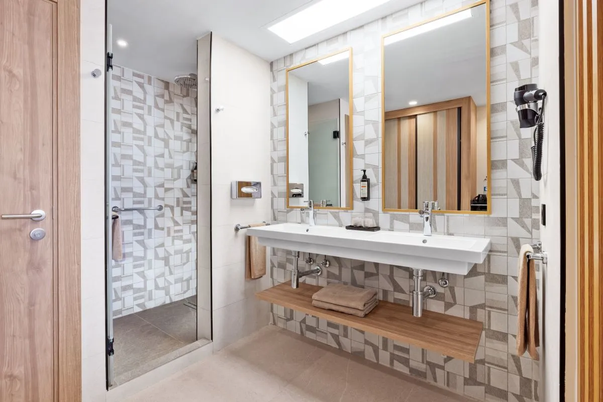 Riu-touraeg-bathroom.jpg
