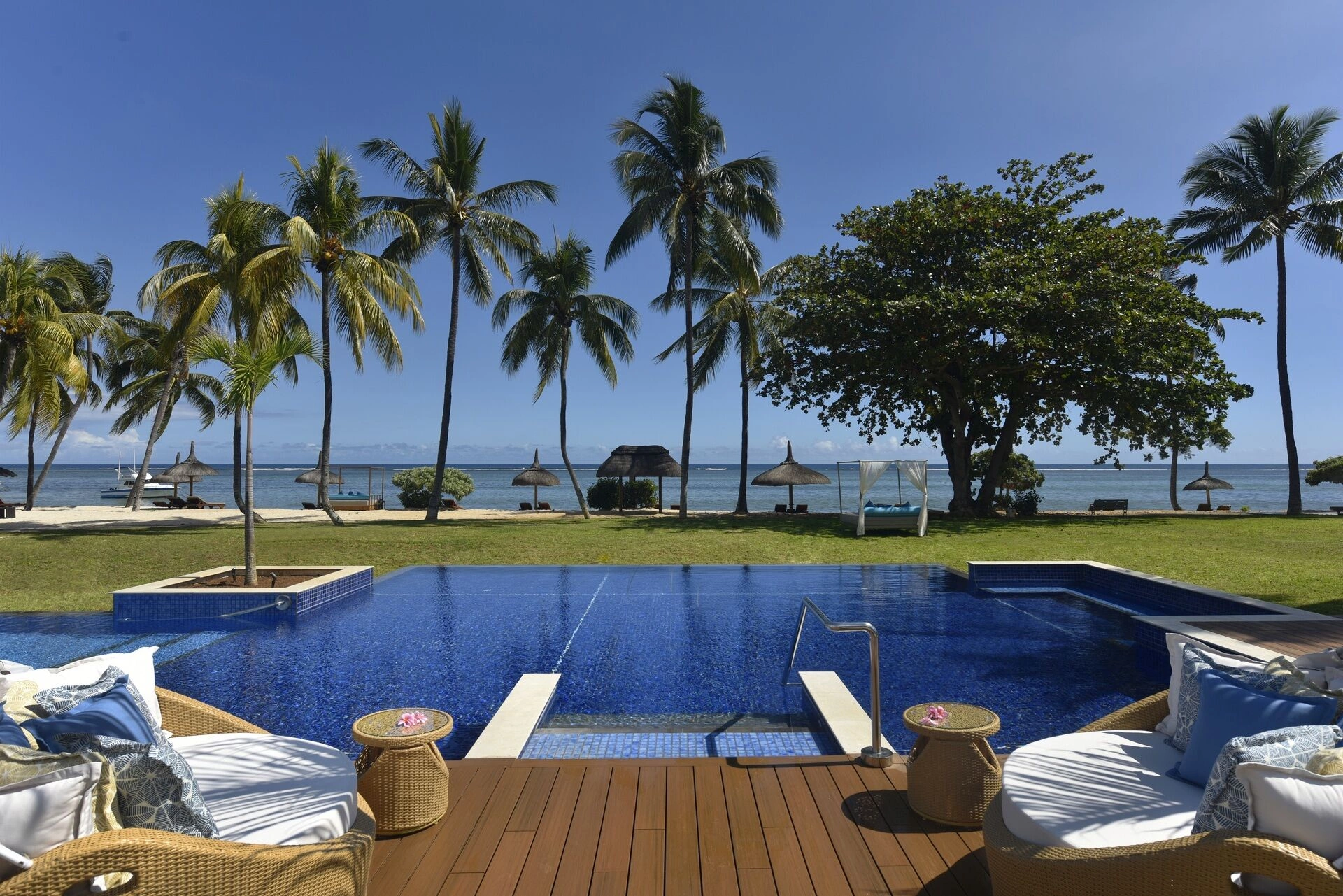 13.Sofitel_Mauritius_Imperial_Resort__Spa_-_Le_Flamboyant_Pool_Bar_whirlpool_area_overlooking_the_ocean.jpg