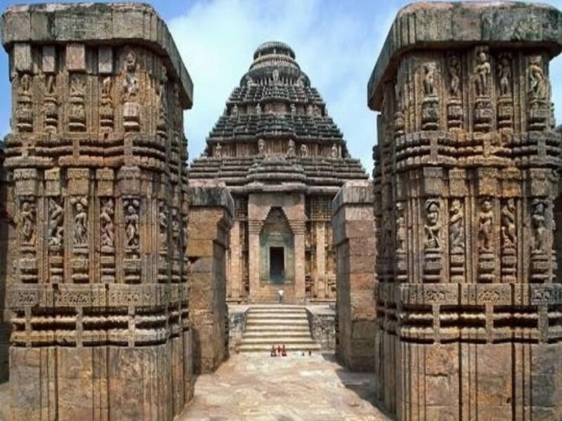 Een reis van de kusten van Odisha naar de lagunes van Kerala, India, met je voeten in het water.