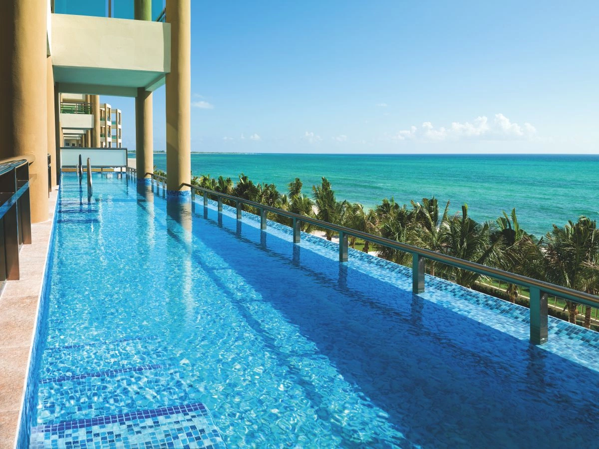 10_Oceanfront_Jacuzzi_Suite_Infinity.jpg