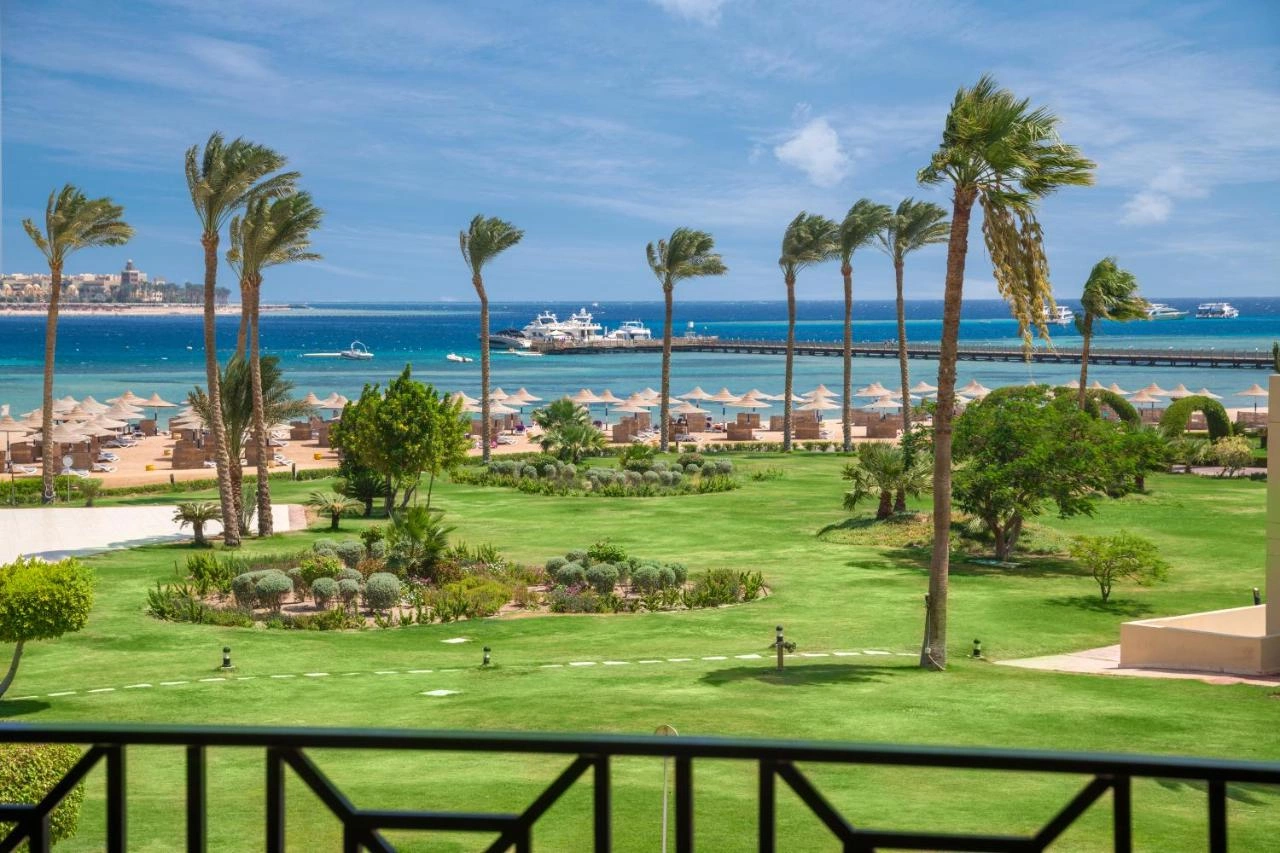 cleopatra-luxury-resort-makadi-bay_17471530742.jpg