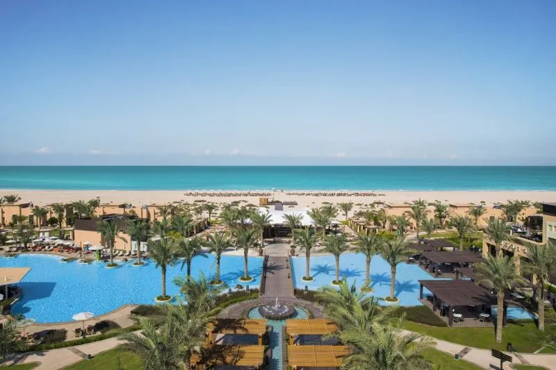 Combineert Abu Dhabi Malediven- Saadiyat Rotana 5* en Embudu Village Resort 3*