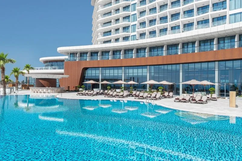 RKTMAHX_Infinity_Pool___Pool_Deck_(800x532).jpg
