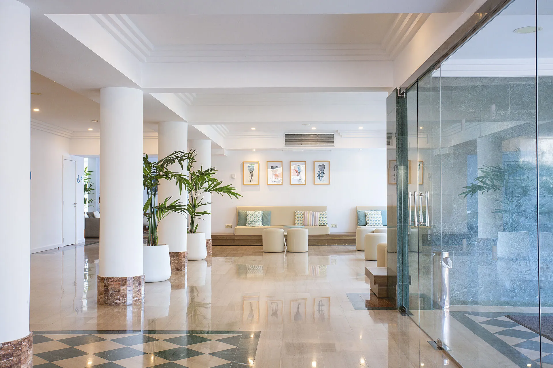 BQ_SARAH_ENTRADA_HALL.jpg