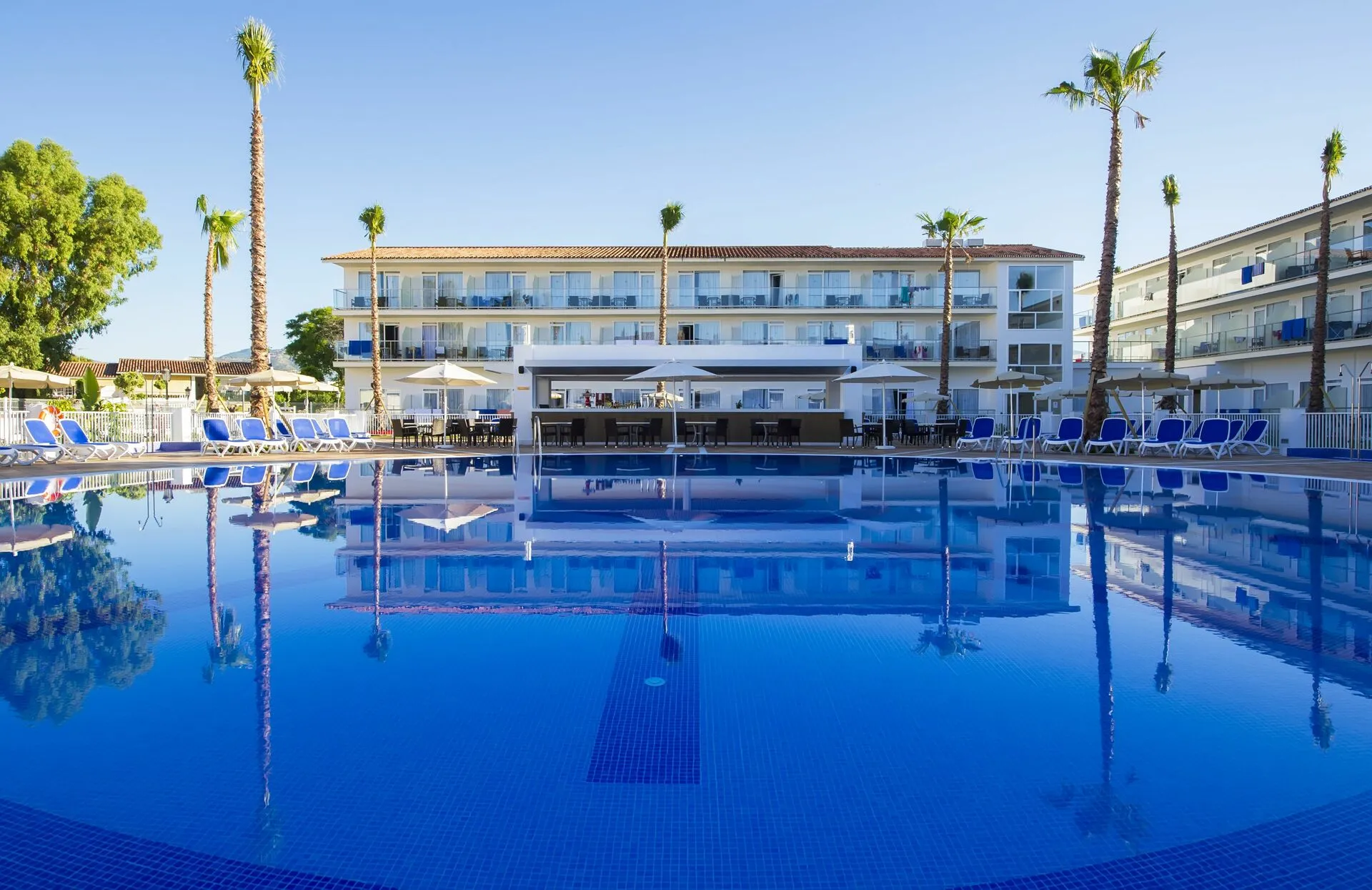 globales-playa-estepona-piscina-cabrera-bar.jpg