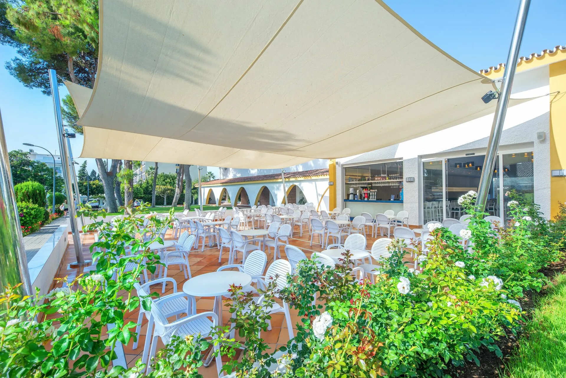 globales-playa-estepona-bar-principal-terraza-2.jpg