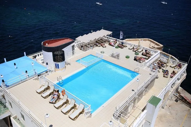gillieru-harbour-hotel_.jpg