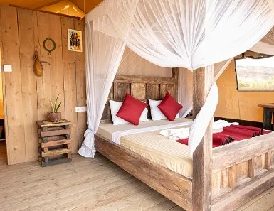 lac_natron_-_hotel_safari_lake_natron.jpg