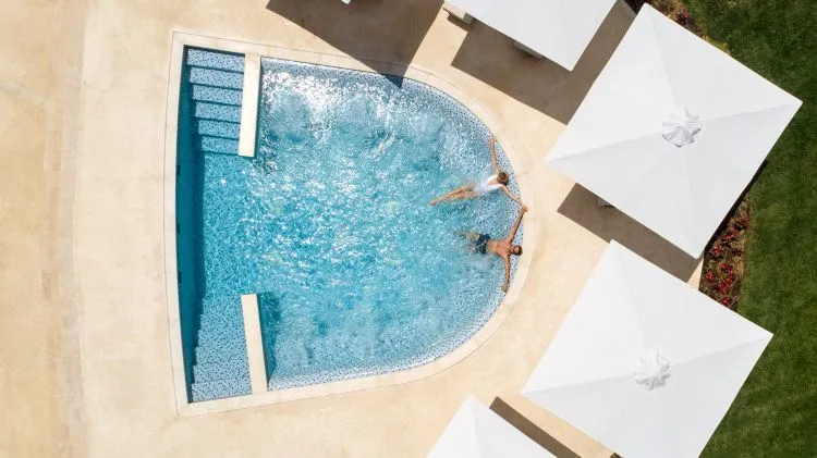10_Jacuzzi_pool.jpg