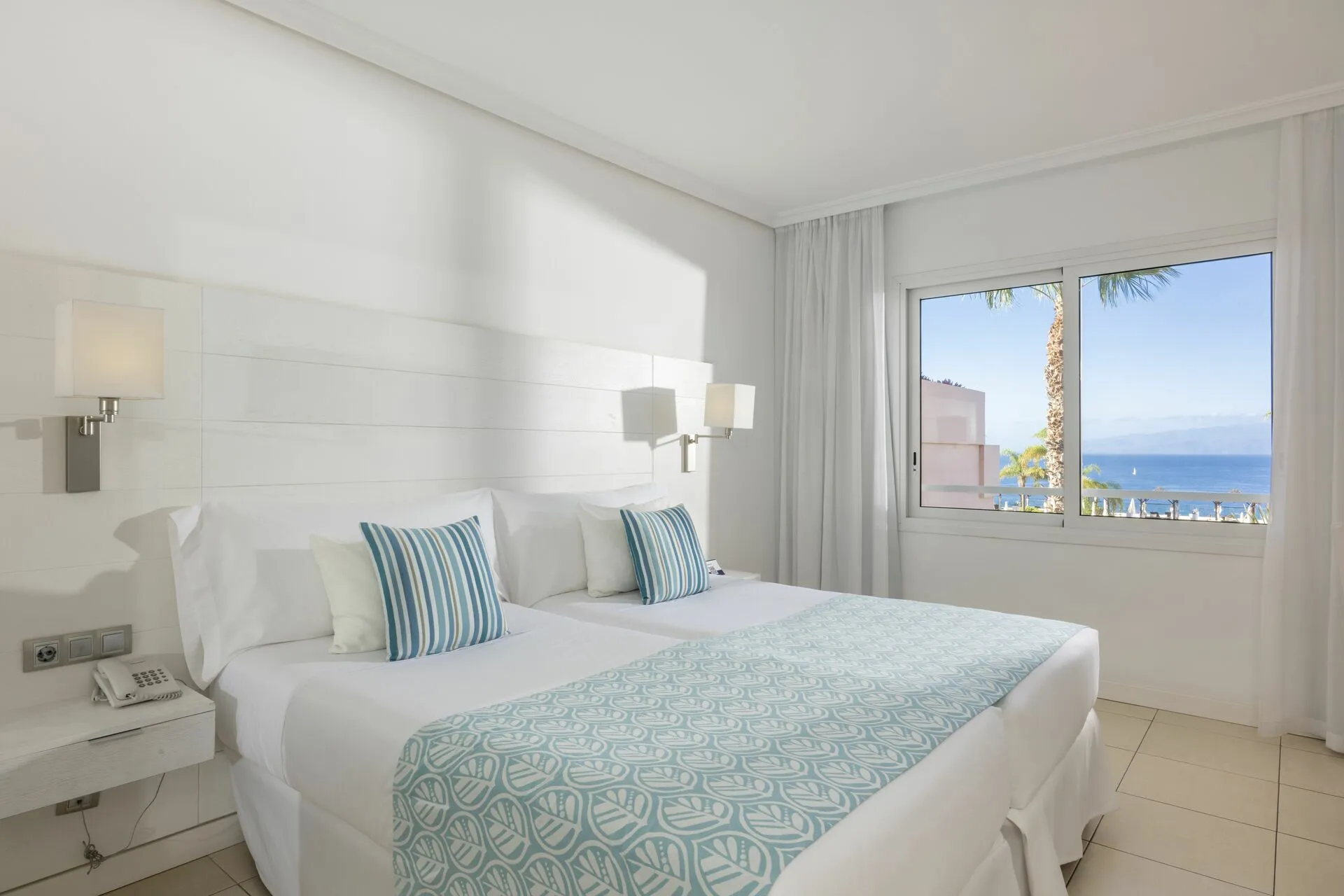 Landmar_Costa_los_Gigantes_Family_Resort_-_Suite_Ocean.jpg
