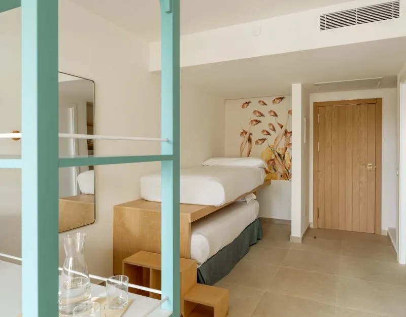 family_kids_room.jpg