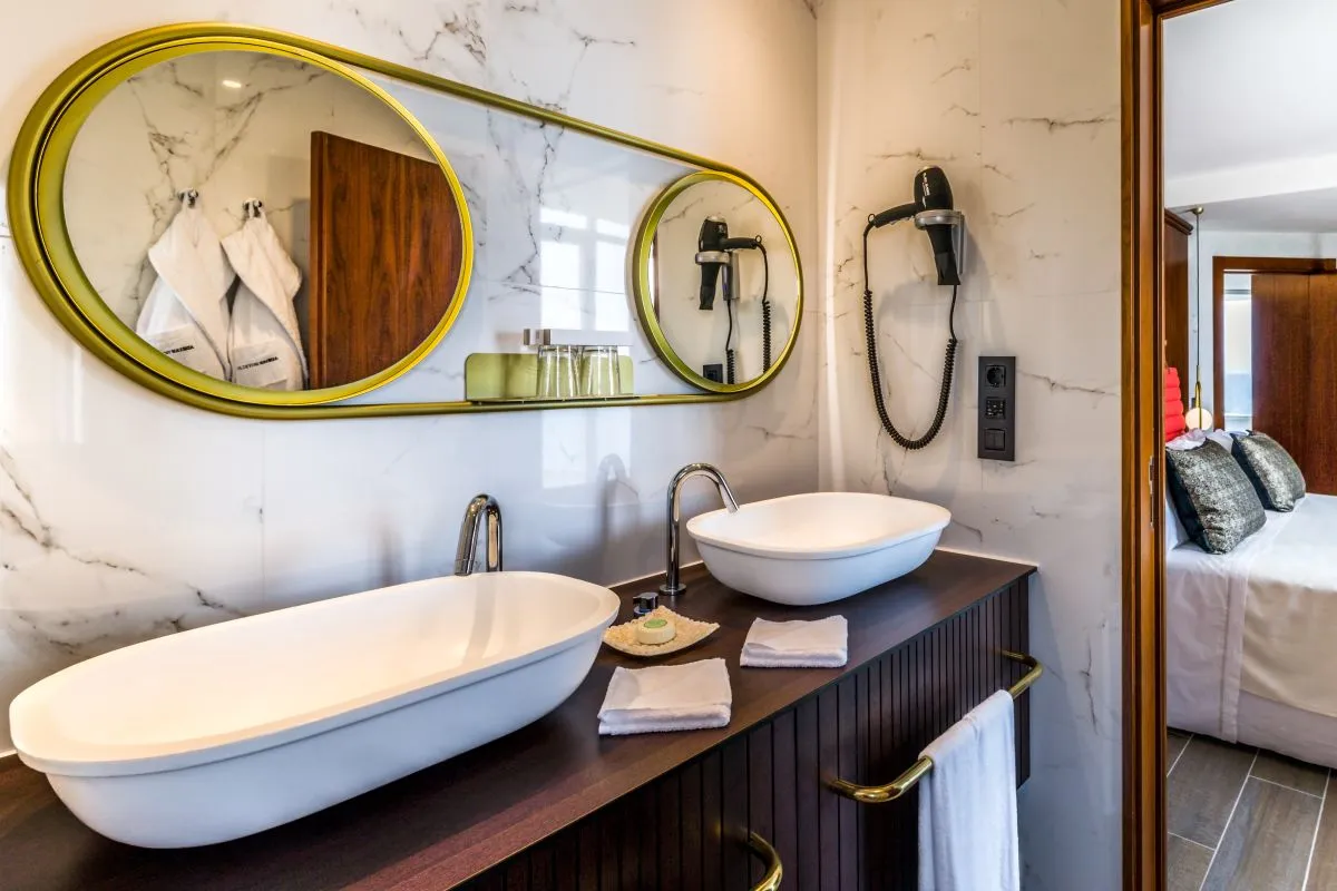 Suite_Bathroom.jpg
