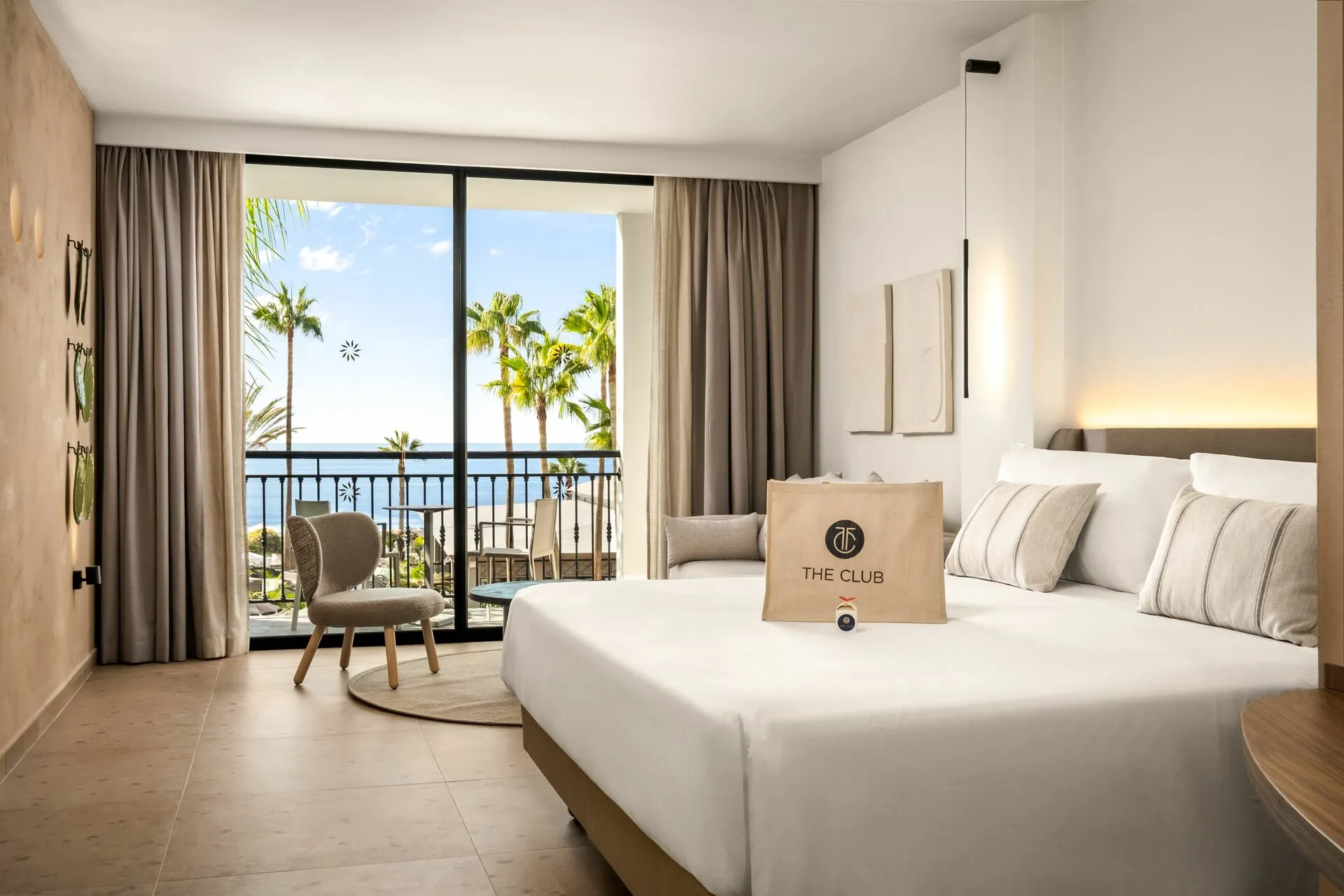 BPLTenerife_JrSuiteDeluxe_SideSeaView_King_001.jpg