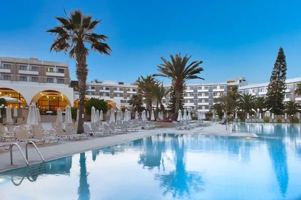 Hôtel Louis Phaethon Beach ****