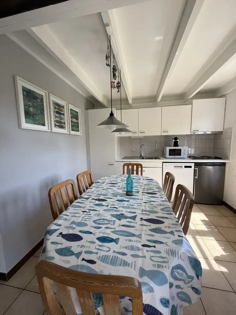 MOOI EN GEZELLIG VISSERSHUIS, ingericht met een open haard, een tuin, een zwembad (in de zomer) ... Gelegen op 500m van de zee.