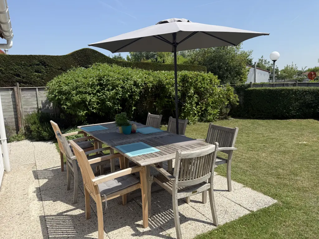 MOOI EN GEZELLIG VISSERSHUIS, ingericht met een open haard, een tuin, een zwembad (in de zomer) ... Gelegen op 500m van de zee.