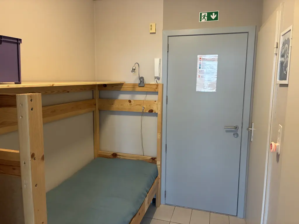 De Panne rustige studio met zijdelings zeezicht + 2 fietsen en auto staanplaats