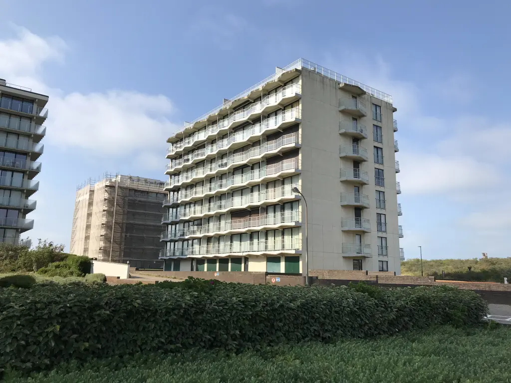 De Panne rustige studio met zijdelings zeezicht + 2 fietsen en auto staanplaats