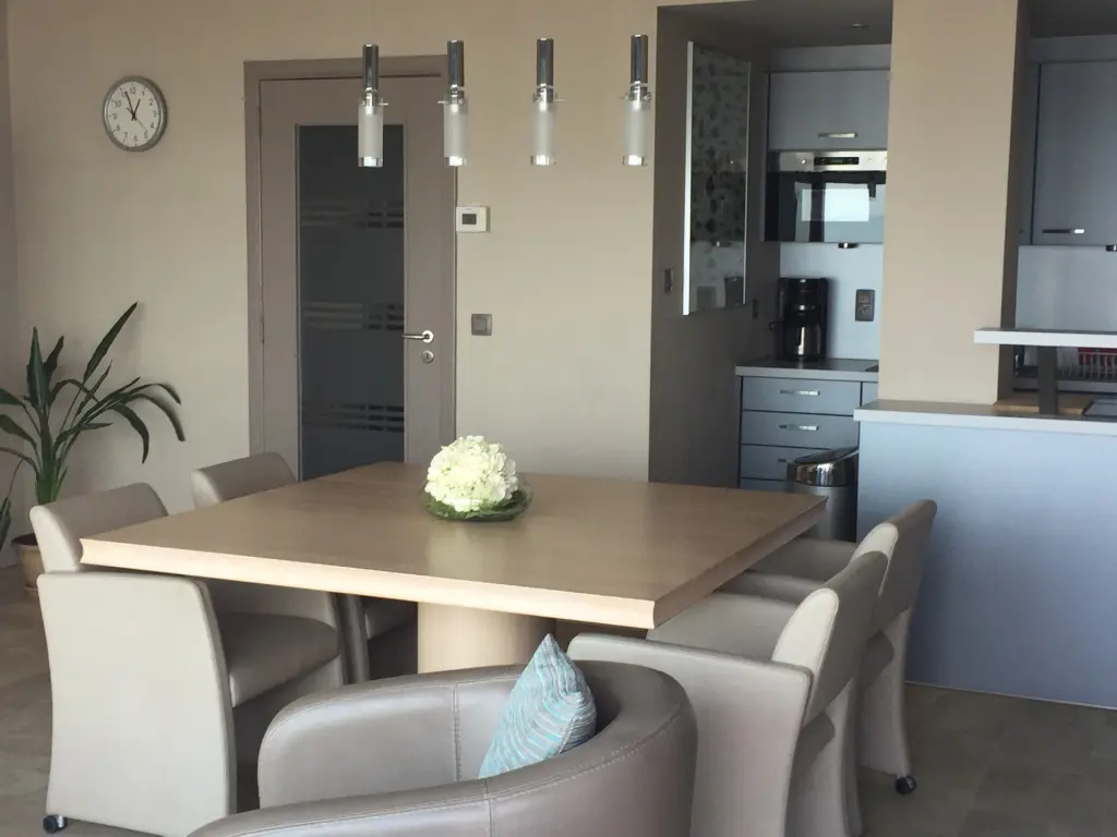 appartement zeedijk in Middelkerke - special seniors/kids met strandcabine