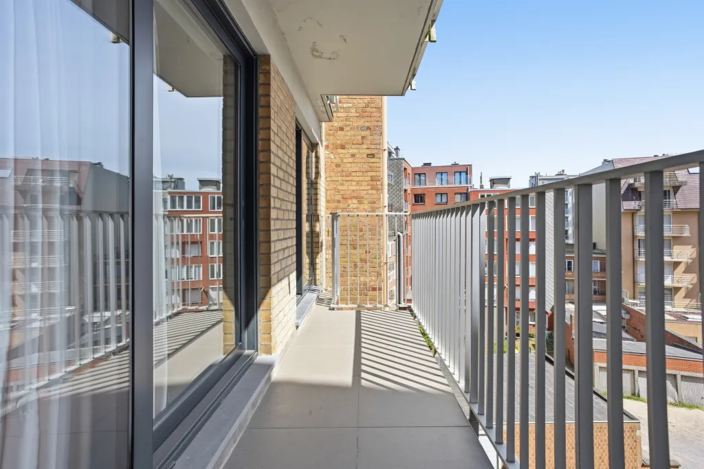 Appartement Estran – Frontaal Zeezicht op de Zeedijk in Sint-Idesbald
