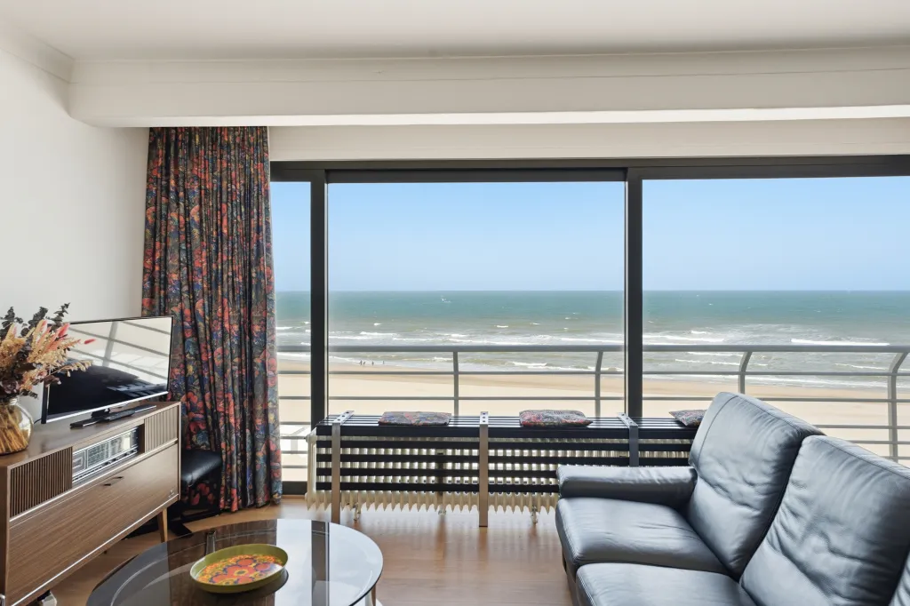 Appartement Estran – Frontaal Zeezicht op de Zeedijk in Sint-Idesbald