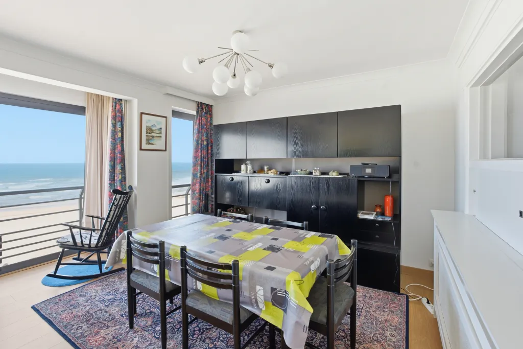 Appartement Estran – Frontaal Zeezicht op de Zeedijk in Sint-Idesbald