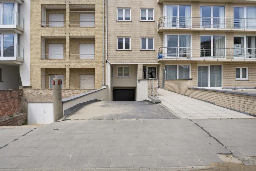 Appartement Estran – Frontaal Zeezicht op de Zeedijk in Sint-Idesbald