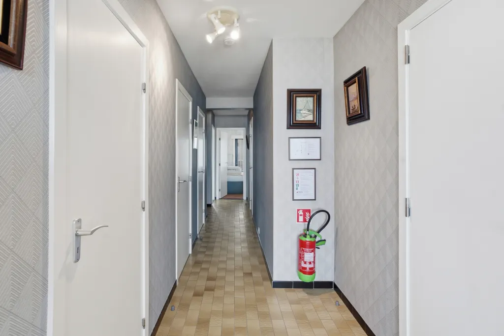 Appartement Estran – Frontaal Zeezicht op de Zeedijk in Sint-Idesbald