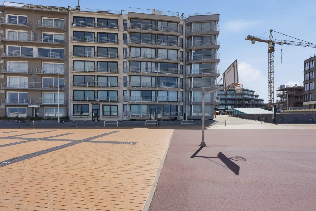 Appartement Estran – Frontaal Zeezicht op de Zeedijk in Sint-Idesbald